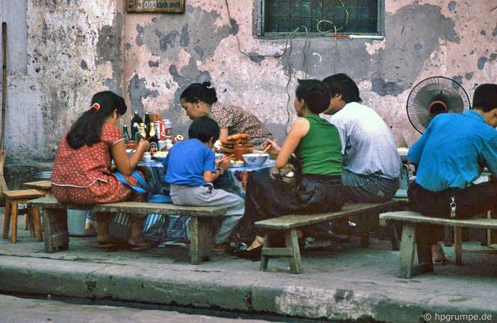 Hàng ăn sáng vỉa hè, Hà Nội 1992.